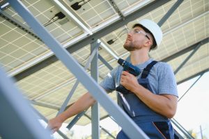 Les aides disponibles pour les toitures photovoltaïques : guide pour les charpentiers-couvreurs