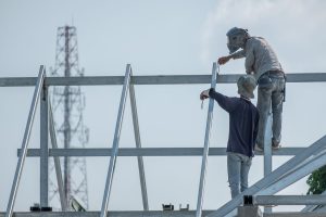 9- Comment assurer la sécurité des ouvriers lors de travaux de charpente en hauteur