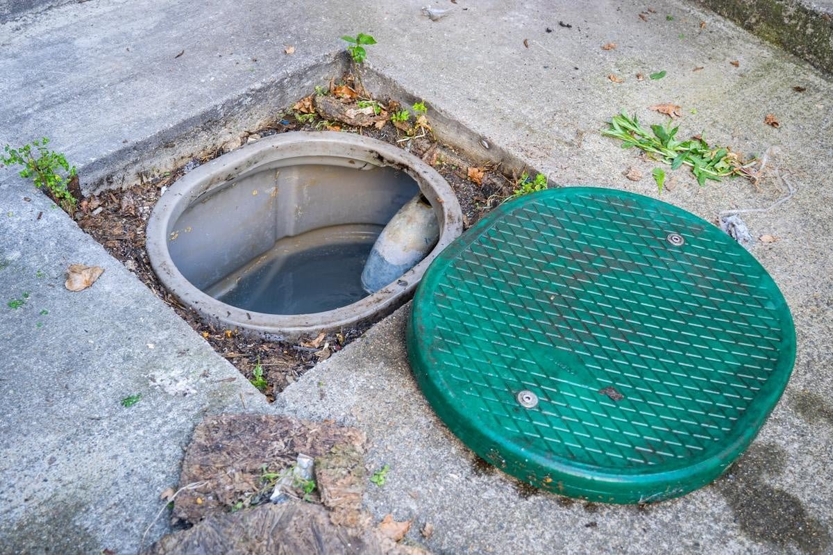 Combien coûte le débouchage d’une fosse septique ? Guide complet des tarifs, facteurs et conseils