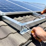 Installer un rail de fixation pour panneaux sur tuile mécanique de garage